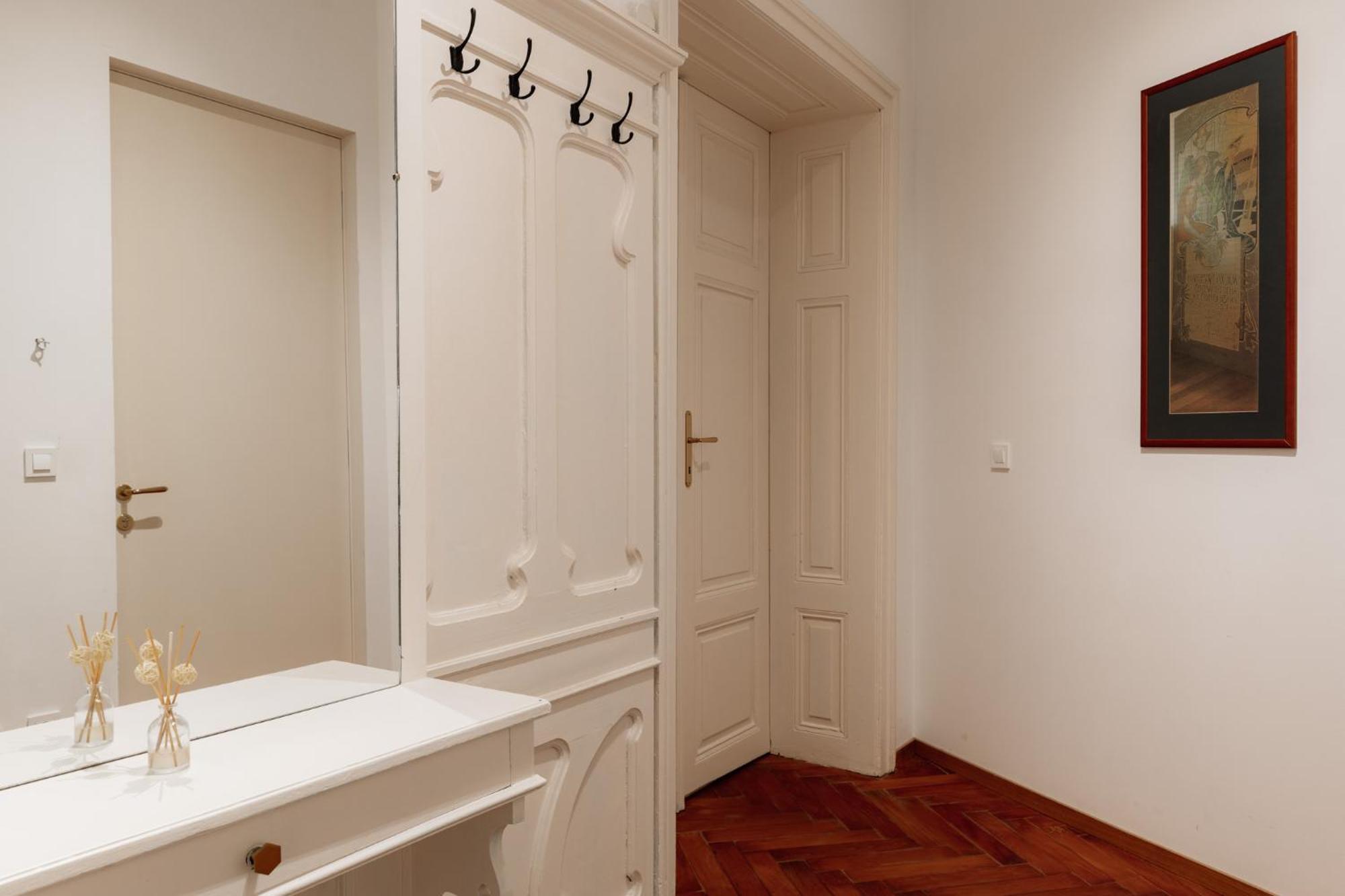 Main Square Apartments & Rooms Марибор Екстериор снимка