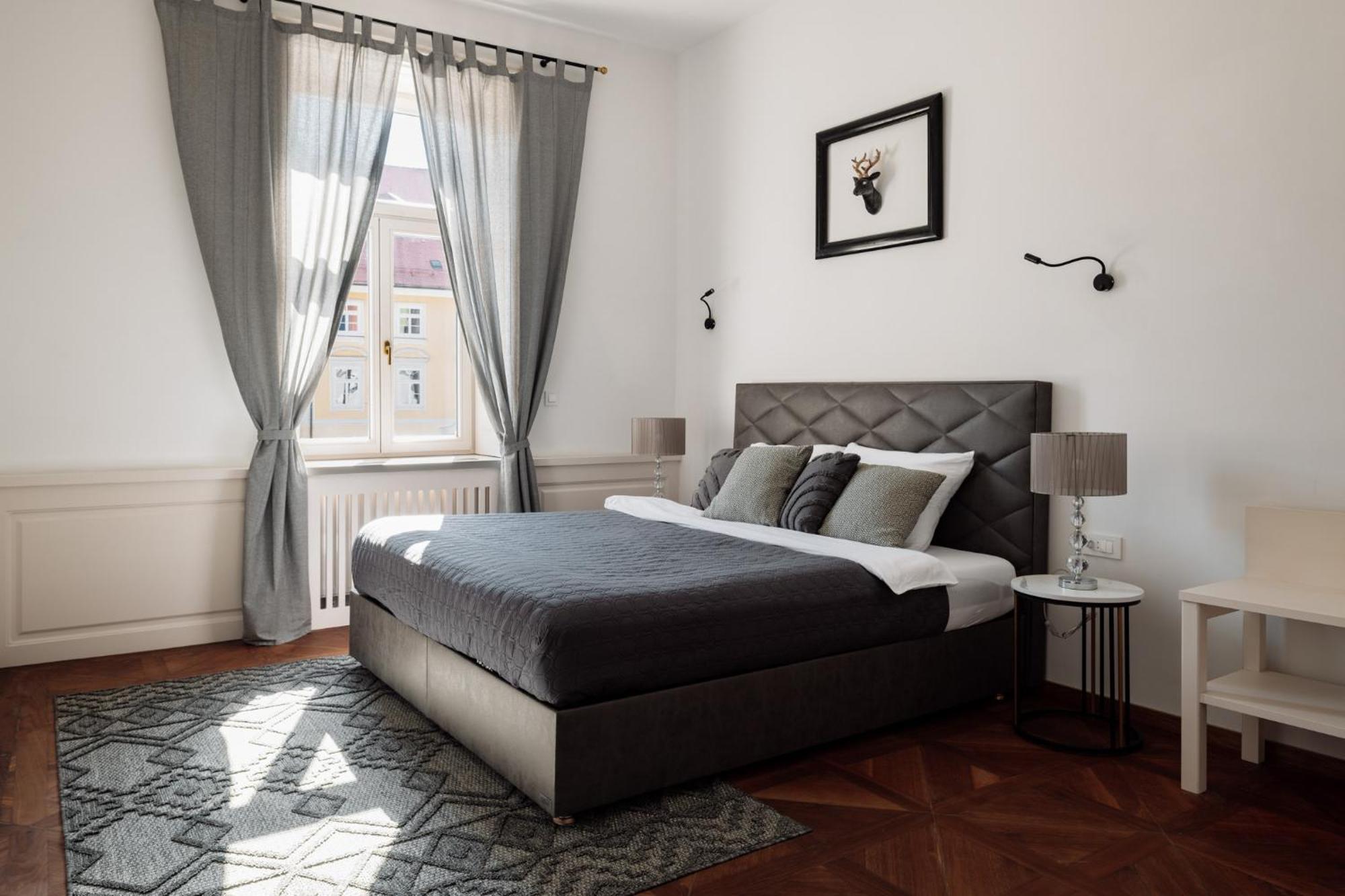 Main Square Apartments & Rooms Марибор Екстериор снимка