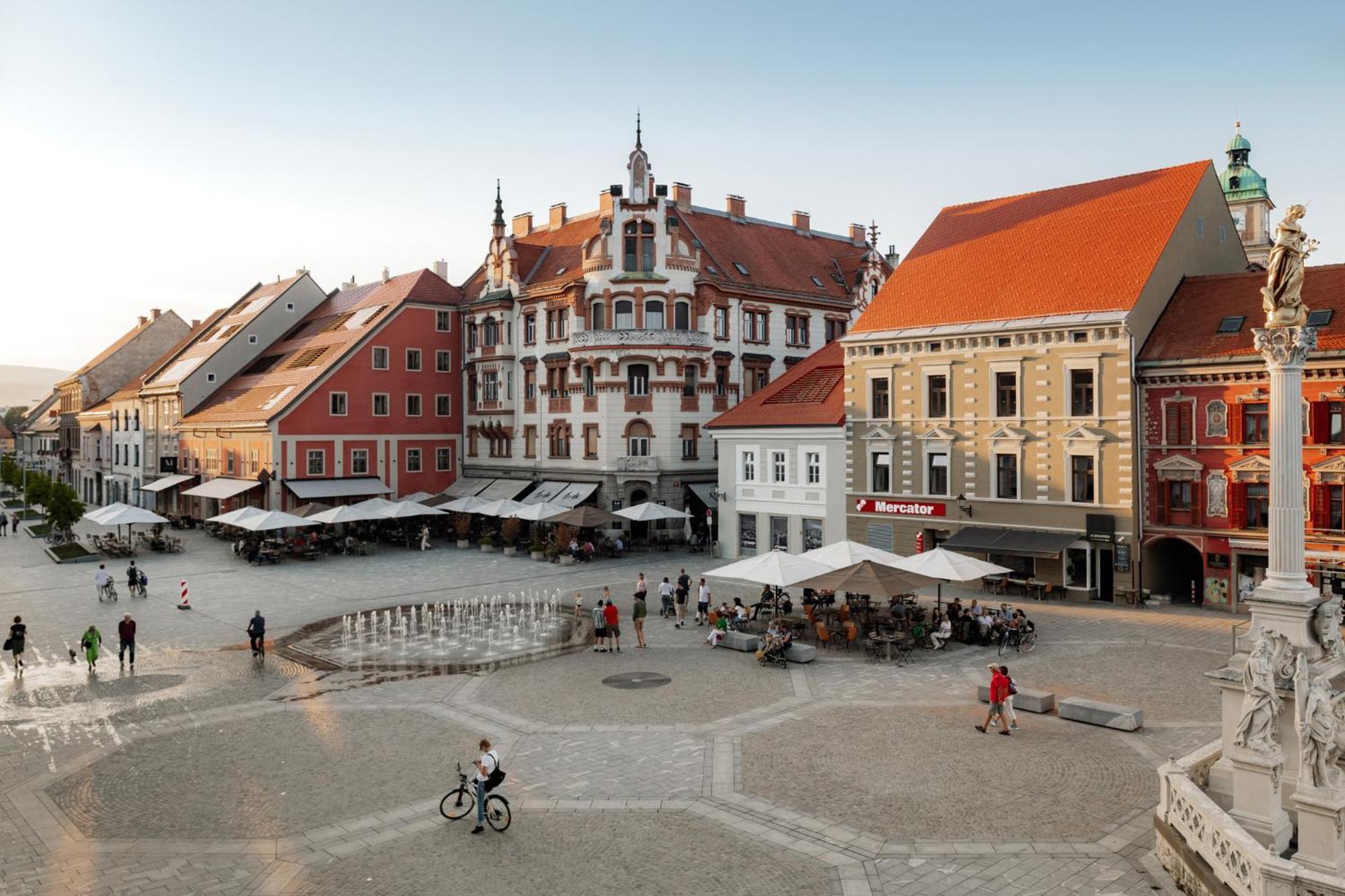 Main Square Apartments & Rooms Марибор Екстериор снимка