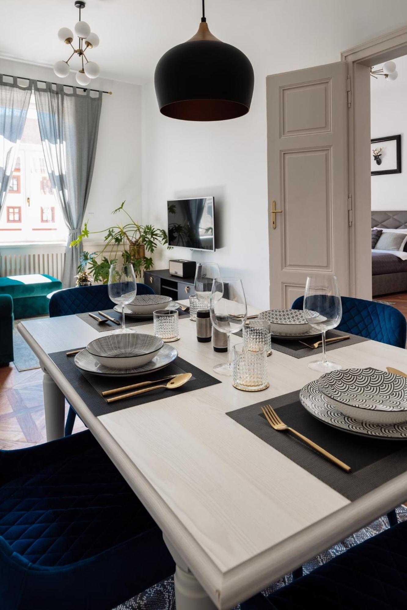 Main Square Apartments & Rooms Марибор Екстериор снимка
